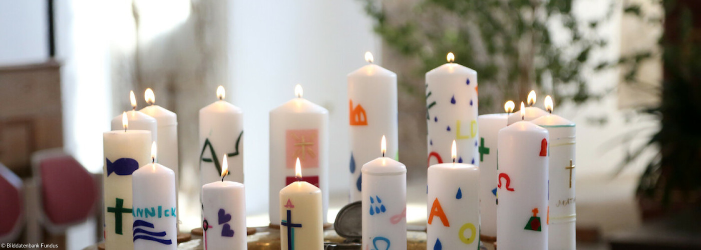 Konfikerzen Taufstein